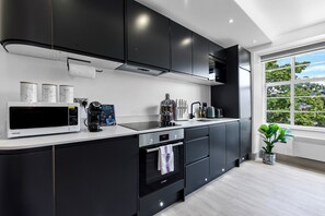 Fridge, microwave, oven, stovetop - Modern Comforts 2 BD Flat - Sleeps 5 (London)