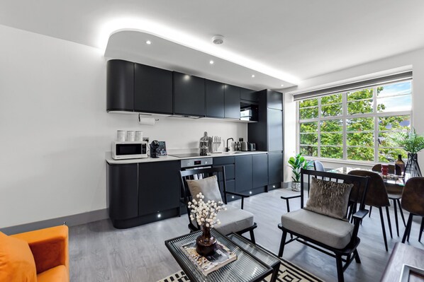 Fridge, microwave, oven, stovetop - Modern Comforts 2 BD Flat - Sleeps 5 (London)