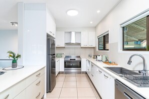 Réfrigérateur, four à micro-ondes, un four, surface de cuisson