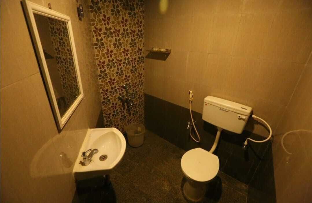 Deluxe tweepersoonskamer | Badkamer | Een douche, gratis toiletartikelen, handdoeken, zeep