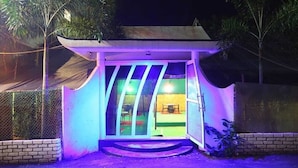 A building with a curved entrance and a covered porch area. - Le Apex Guest House (Vanur)