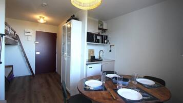 Réfrigérateur, micro-ondes, cafetiÚre/bouilloire, grille-pain