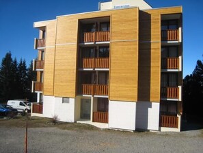 A multi-story building with wooden paneling and balconies. - 100m from ski slopes, 7th floor, balcony, ski locker, 19m², Chamrousse (Chamrousse)