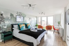 Une chambre à coucher moderne avec un grand lit, un bureau et une chaise.
