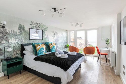 Seafront Retreat: Opulent 4BR Haven for Big Groups