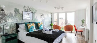 Seafront Retreat: Opulent 4BR Haven for Big Groups