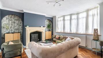 Televisio, takka, kirjoja