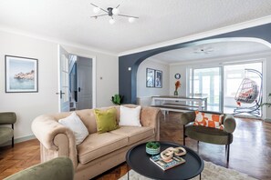 Télévision, cheminée, livres