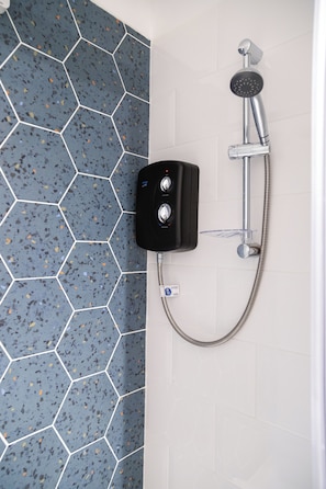 Een douche, een haardroger, handdoeken, zeep