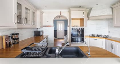 Seafront Retreat: Opulent 4BR Haven for Big Groups