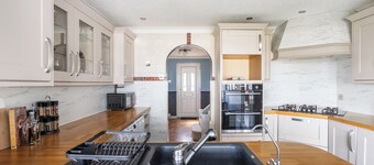 Seafront Retreat: Opulent 4BR Haven for Big Groups