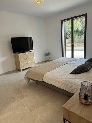 3 chambres, fer et planche à repasser, Wi-Fi, draps fournis