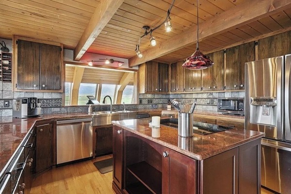 Jääkaappi, mikroaaltouuni, uuni, liesi