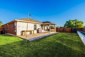 Terrace/patio - 4 Bedroom: 5min to COTA/Airport 15min-Downtown

 (Austin)