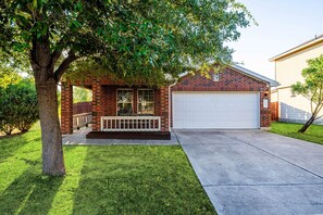 Exterior - 4 Bedroom: 5min to COTA/Airport 15min-Downtown

 (Austin)