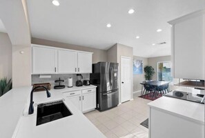 Fridge, microwave, oven, stovetop - 4 Bedroom: 5min to COTA/Airport 15min-Downtown

 (Austin)