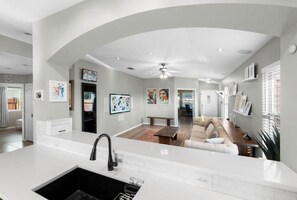 Interior - 4 Bedroom: 5min to COTA/Airport 15min-Downtown

 (Austin)