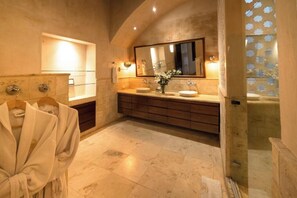 Haartrockner, Handtücher, Seife, Toilettenpapier