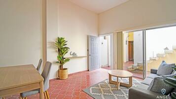 Apartment, 1 King Bed | In-room dining