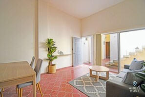 Apartment, 1 King Bed | In-room dining