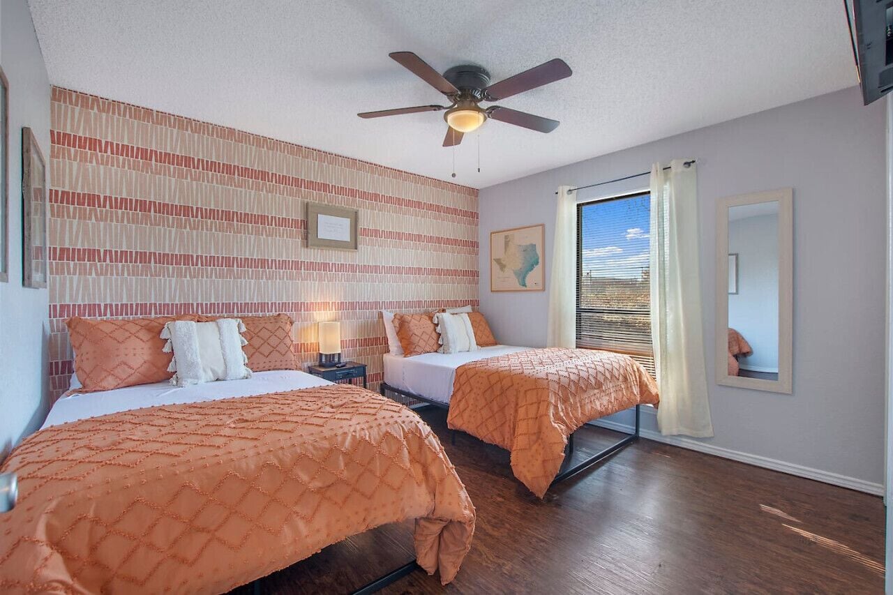 Desk, iron/ironing board, WiFi, bed sheets