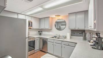 冰箱、微波炉、烤箱、炉灶