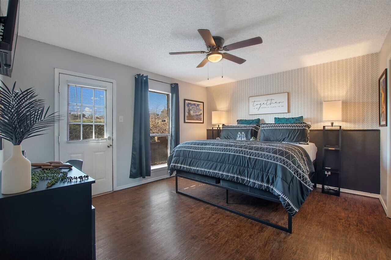 Desk, iron/ironing board, WiFi, bed sheets