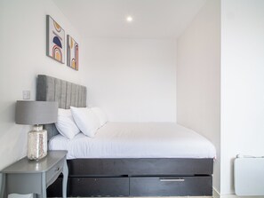 1 bedroom, iron/ironing board, free WiFi, bed sheets - Immaculate Studio Apartment in Sheffield City (Sheffield)