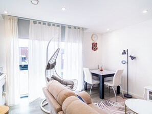 Apartamento | Zona de estar | Una televisión