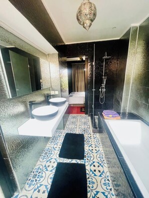 Dusch, handdukar, tvål och toalettpapper