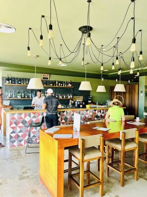 Bar (on property) - Charming 3-bedroom villa with AC and WiFi in delightful Douar Moulay Abbas (Douar Moulay Abbas)