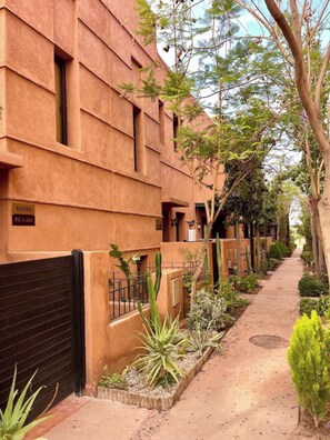 Property grounds - Charming 3-bedroom villa with AC and WiFi in delightful Douar Moulay Abbas (Douar Moulay Abbas)