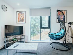 Apartment | Living area | TV - Airy and Bright Apartment in City Center (Sheffield)