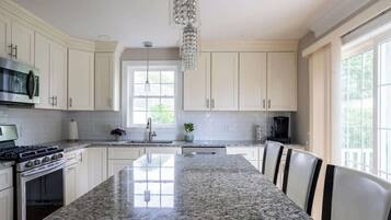 Kylskåp, mikrovågsugn, ugn och spishäll