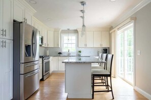 Kylskåp, mikrovågsugn, ugn och spishäll