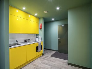 Apartamento | Cozinha privada | Geladeira, micro-ondas, fogão, cooktop