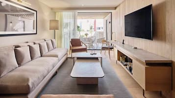 Apartament empresarial | Sala d'estar | Televisor intel·ligent de 30 polzades amb canals per cable