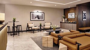 Ein stilvoller Lounge-Bereich mit einer Sofagarnitur, einer Bar und einer Sitzgruppe.