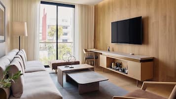 Ein modernes Wohnzimmer mit Sofa, Couchtisch und Fernseher.