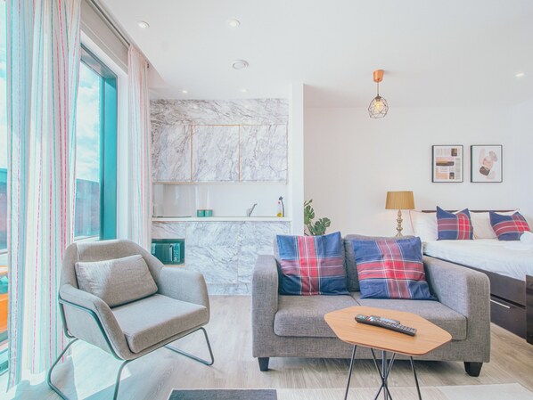 Living area - Vibrant Bright Apartment Sheffield Sleeps 2 (Sheffield)