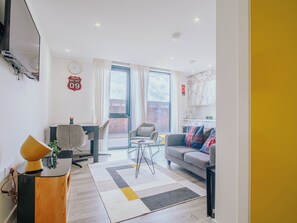 Living area - Vibrant Bright Apartment Sheffield Sleeps 2 (Sheffield)