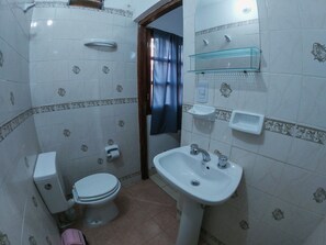 Double Room, Garden View | Bathroom | Shower - Imaynalla Hostel  (Humahuaca)