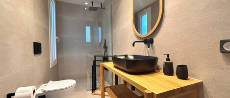 Douche, sèche-cheveux, serviettes fournies, savon