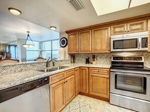 Geladeira, micro-ondas, fogão, cooktop