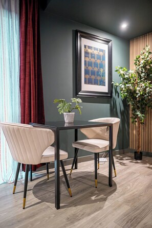 Dining - Sheffield City Apartment Oasis (Sheffield)