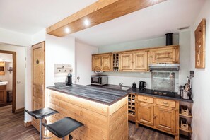 Kjøleskap, mikrobølgeovn, ovn og oppvaskmaskin