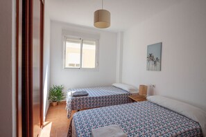 3 chambres, fer et planche à repasser, Wi-Fi gratuit, draps fournis