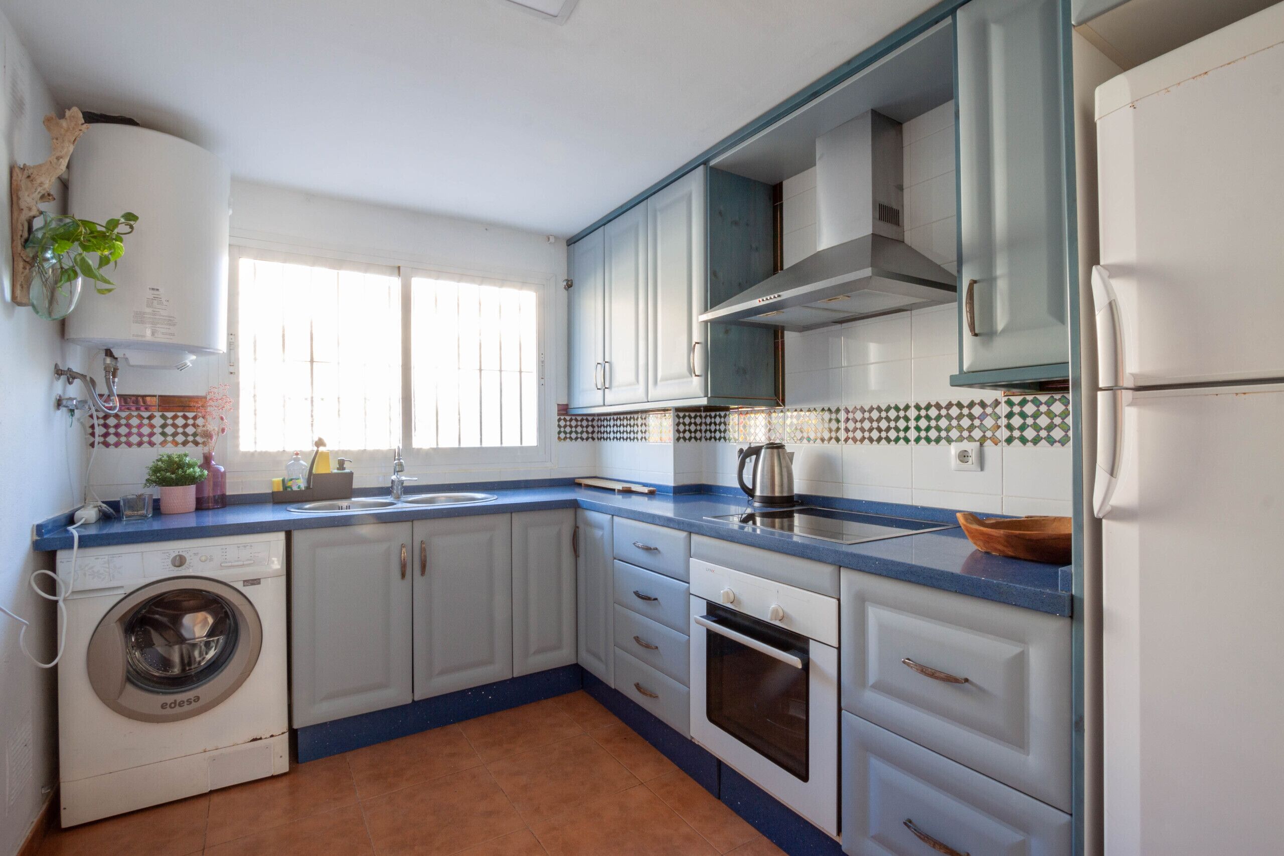 Een koelkast, een magnetron, een oven, een koffiezetapparaat/waterkoker