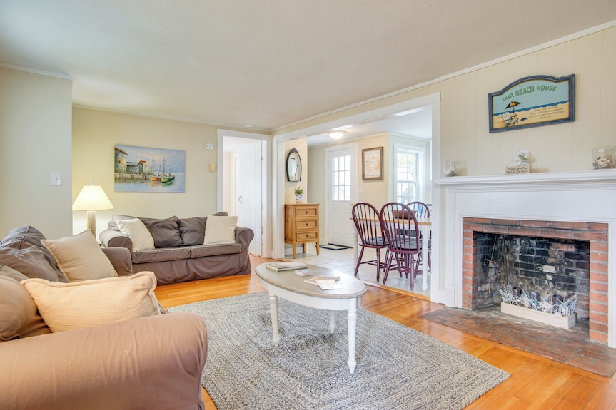 Walk To Beaches & Dining: Classic Cape Cod Cottage - Dennis, MA