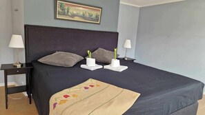 6 bedrooms, iron/ironing board, WiFi, bed sheets